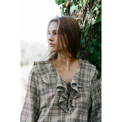 Mango Teen rechtvallende geruite blousetop met ruches beige/wit/zwart, foto 5