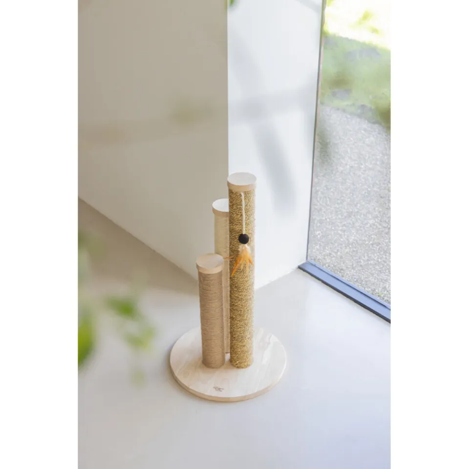 Designed by Lotte Willa houten krabpaal zand, foto 7