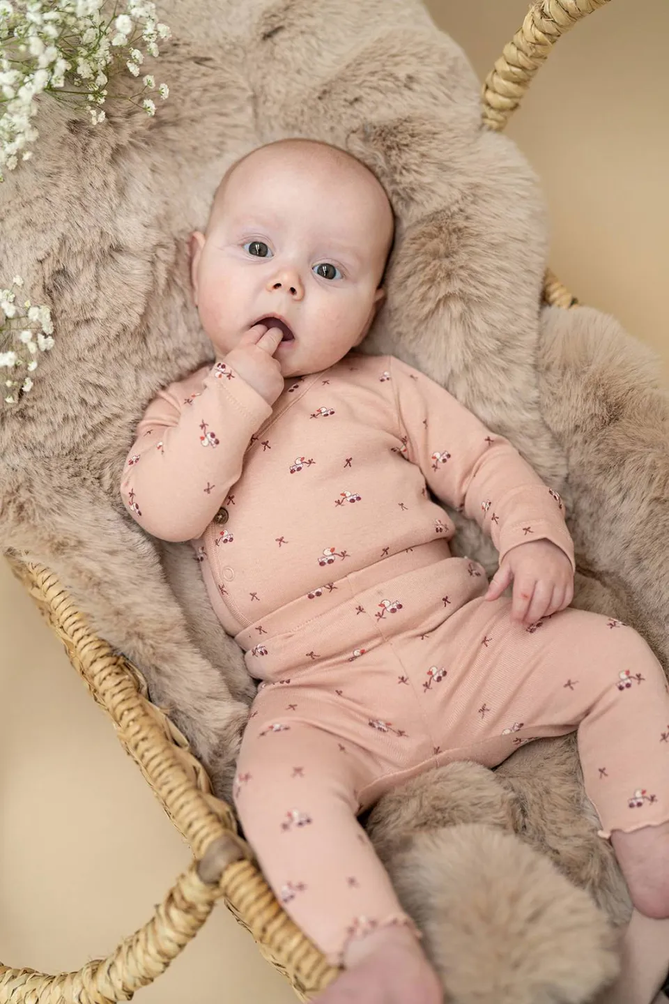 A Tiny Story katoenen babybroek met print lichtroze