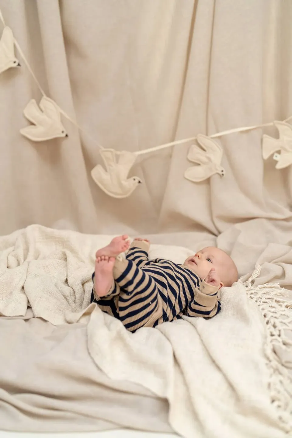 A Tiny Story gestreepte babybroek beige/donkerblauw