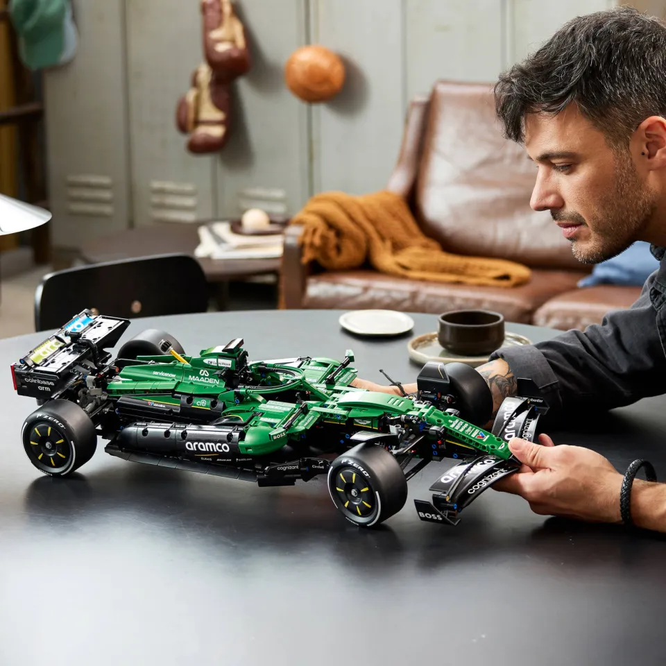 Lego Technic Aston Martin Aramco AMR25 F1 Auto Bouwpakket voor Kinderen 42240, foto 6