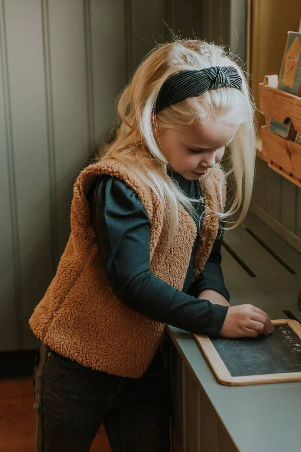 Koko Noko rechtvallend teddy gilet - bruin, foto 4