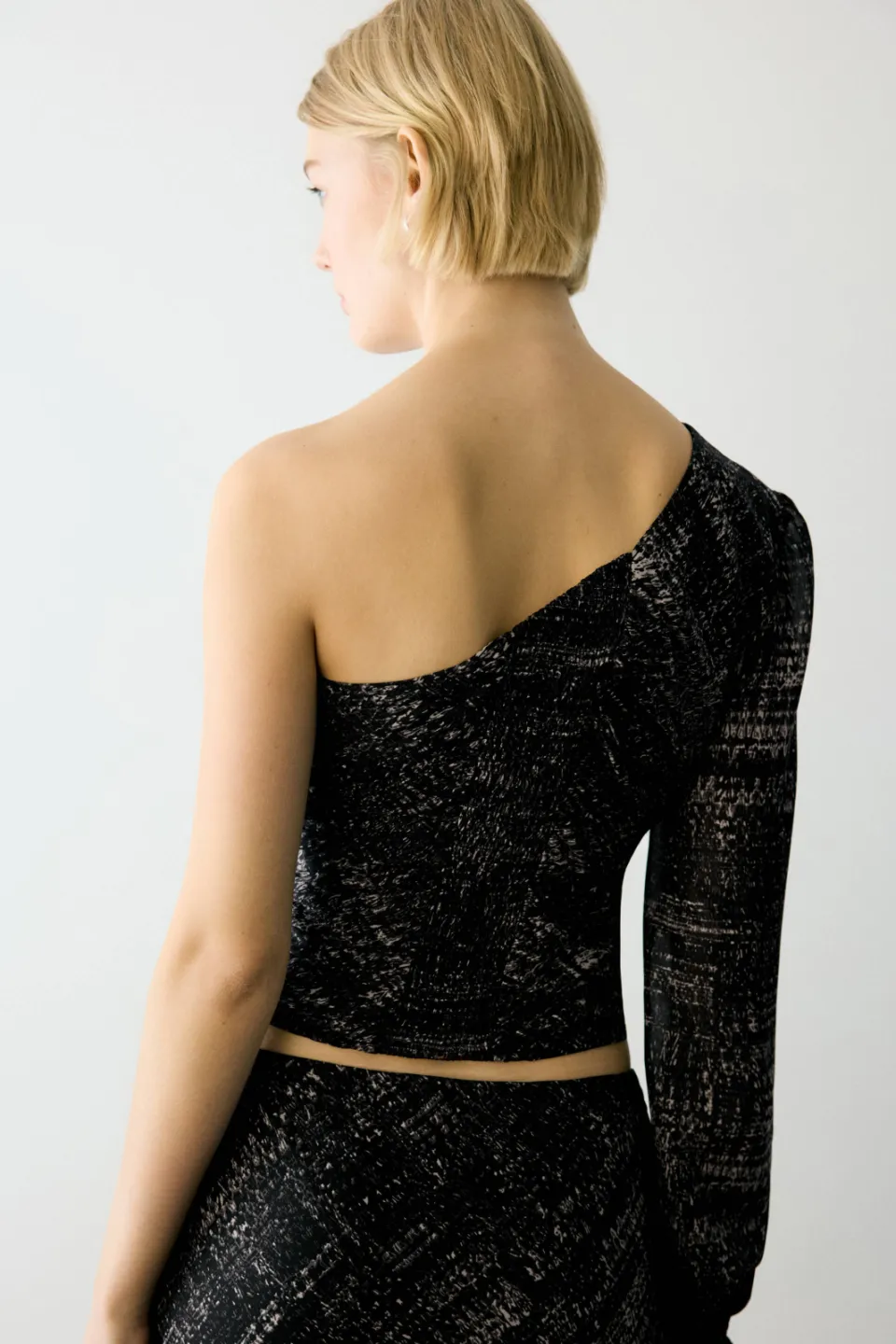 Mango TEEN one shoulder cropped top zwart, foto 5
