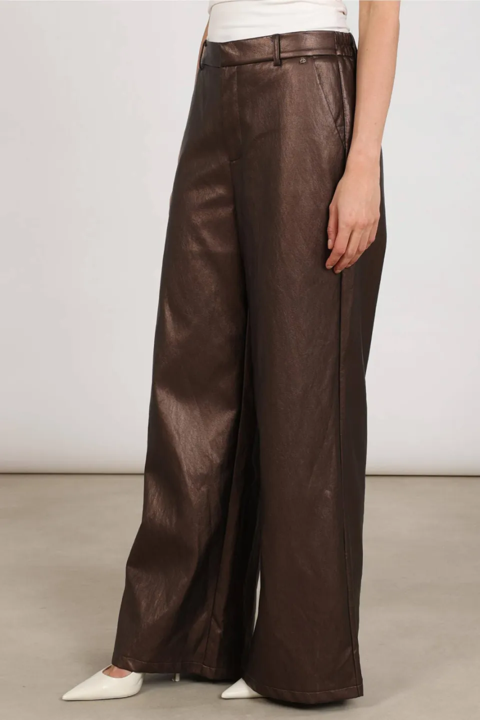 NUKUS imitatieleren wide leg broek - donkerbruin, foto 5