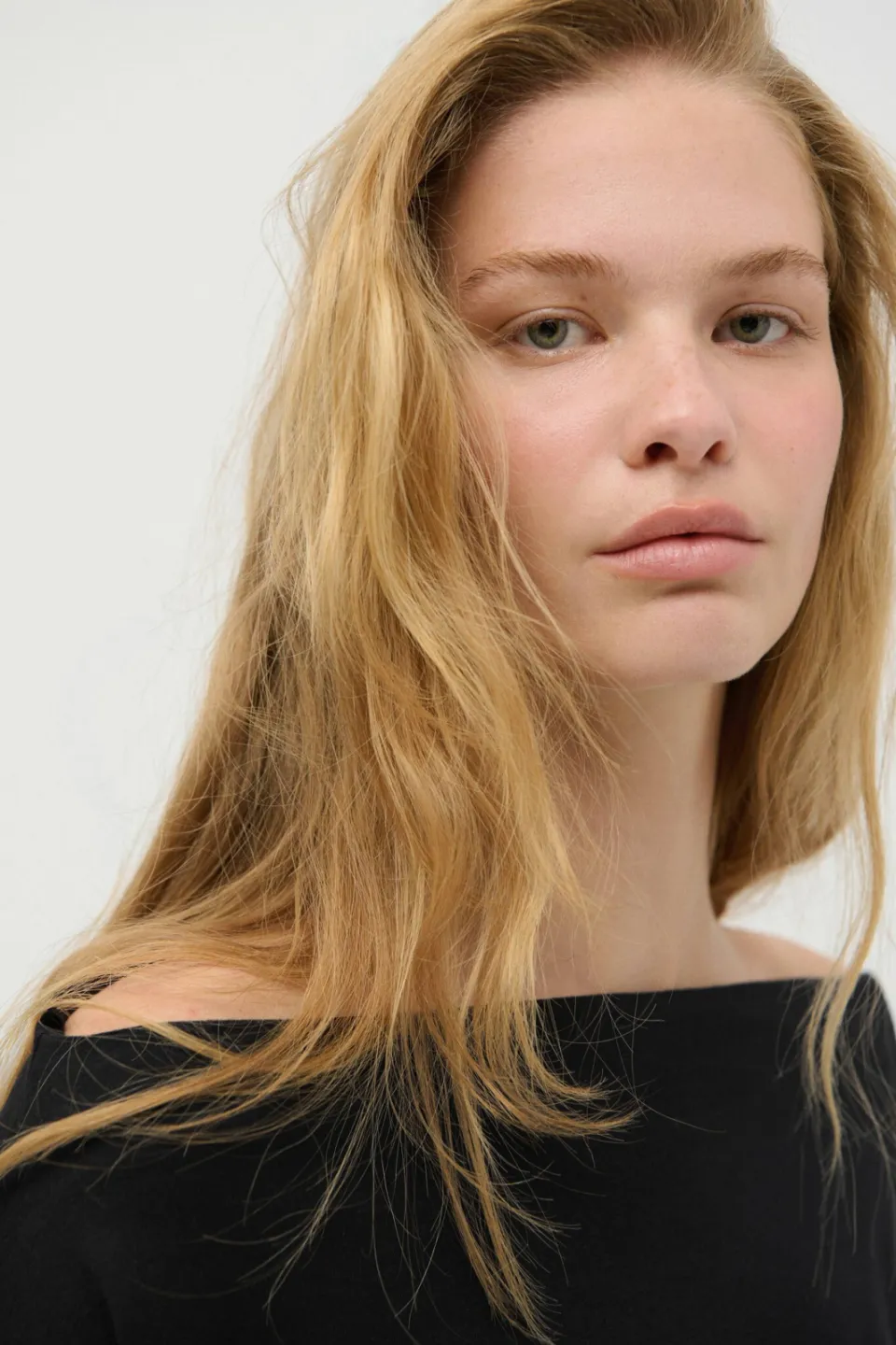 Mango off shoulder top zwart, foto 4