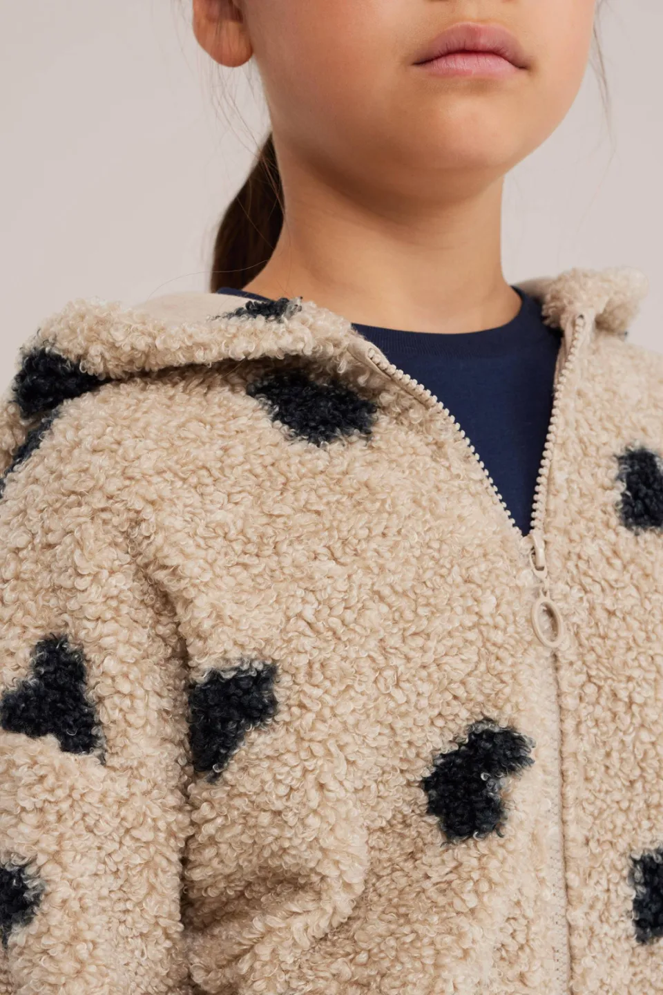 WE Fashion winterteddyjas met hartjes zand, foto 5