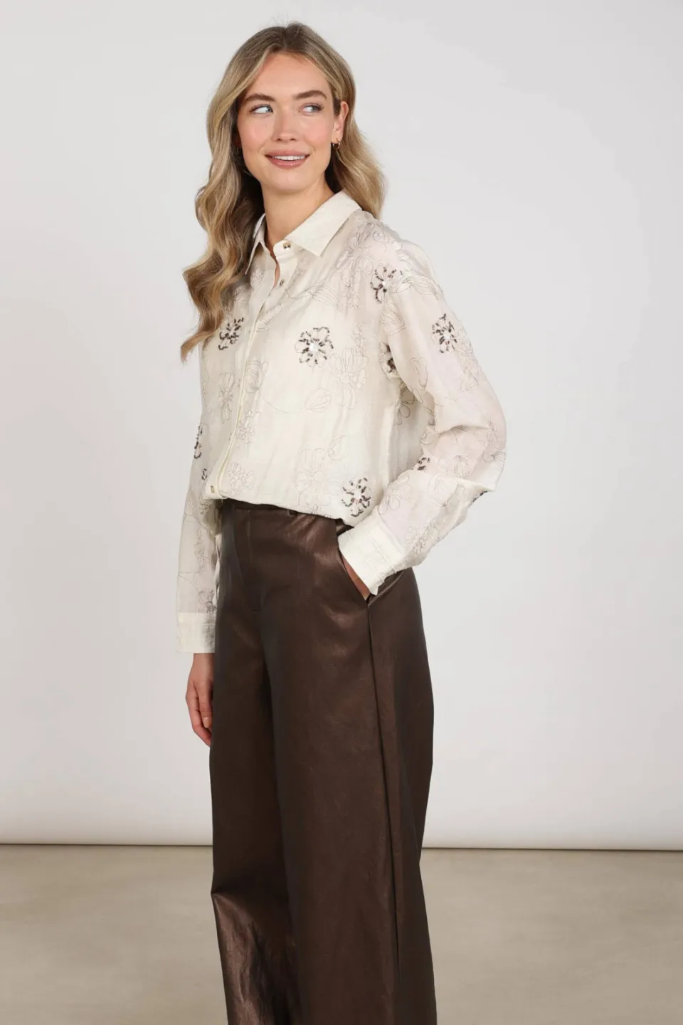 NUKUS Aaliya blouse crème met broderie, foto 5