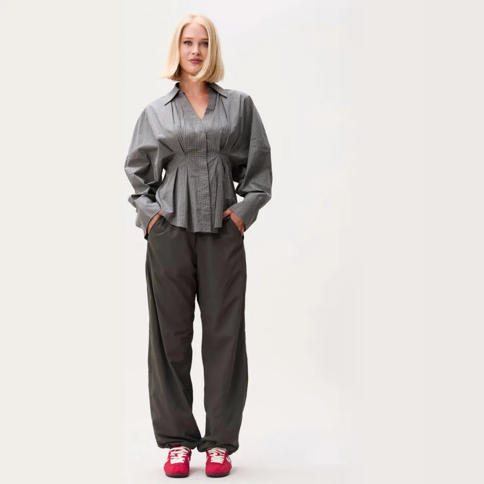 Catwalk Junkie geruite blouse met plooien grijs