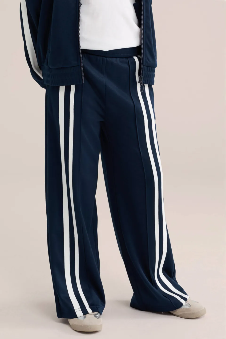 WE Fashion gestreepte loose fit joggingbroek donkerblauw, foto 4