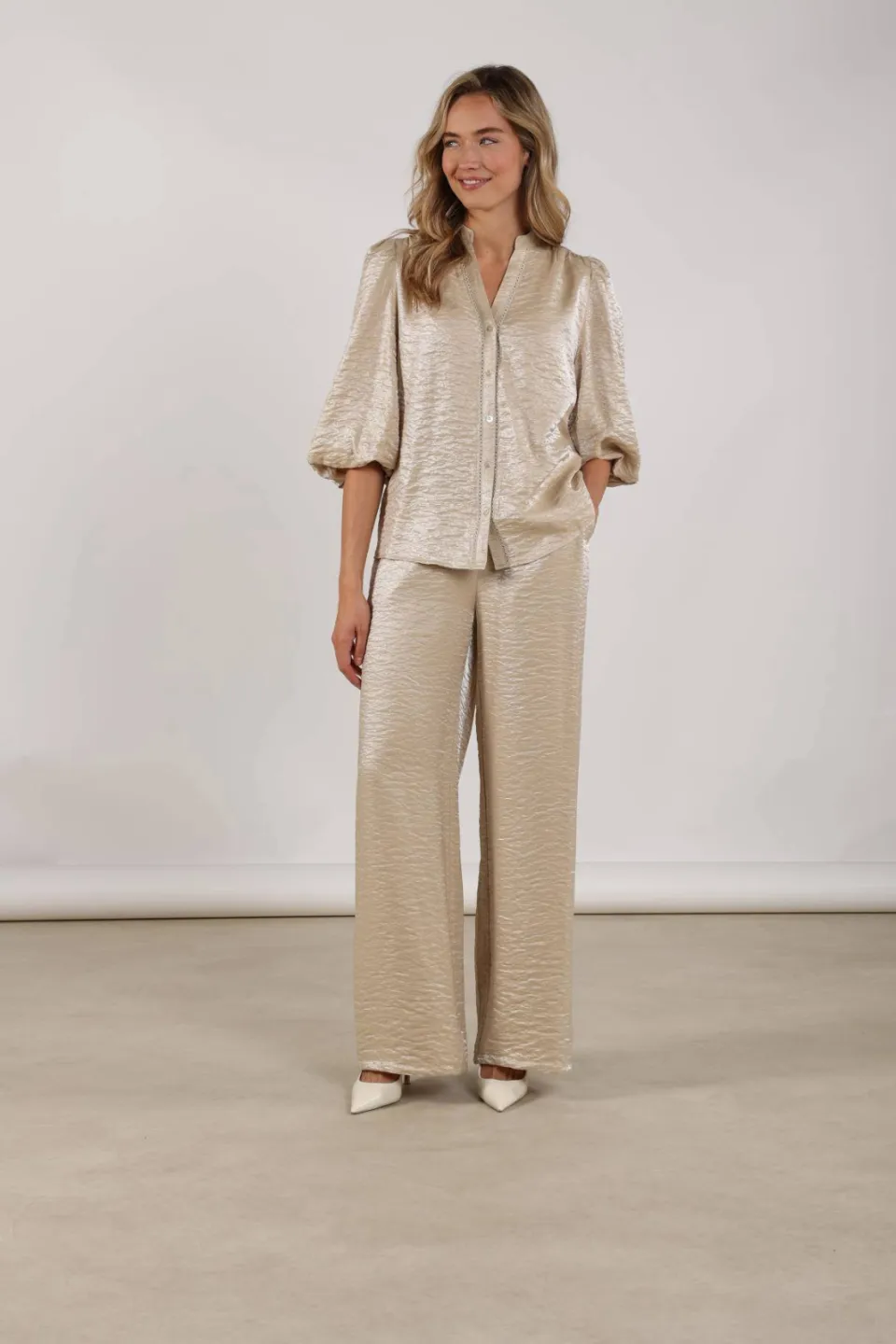 NUKUS satijnen straight high waist broek zand