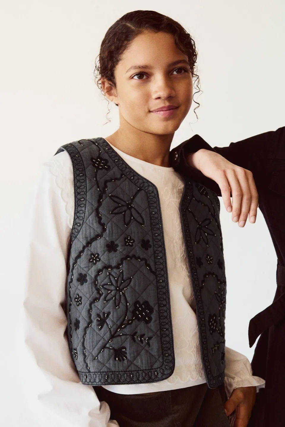 Mango Kids gebloemde gilet met borduursels - grijs, foto 5