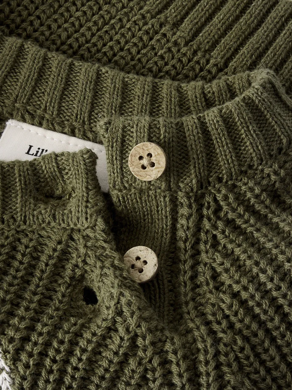 Lil' Atelier BABY katoenen regular fit gebreide trui met borduursels en print - olijfgroen, foto 4