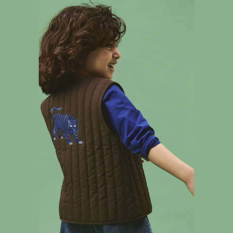 NAME IT MINI quilted gilet met borduursels en backprint - donkerbruin, foto 4