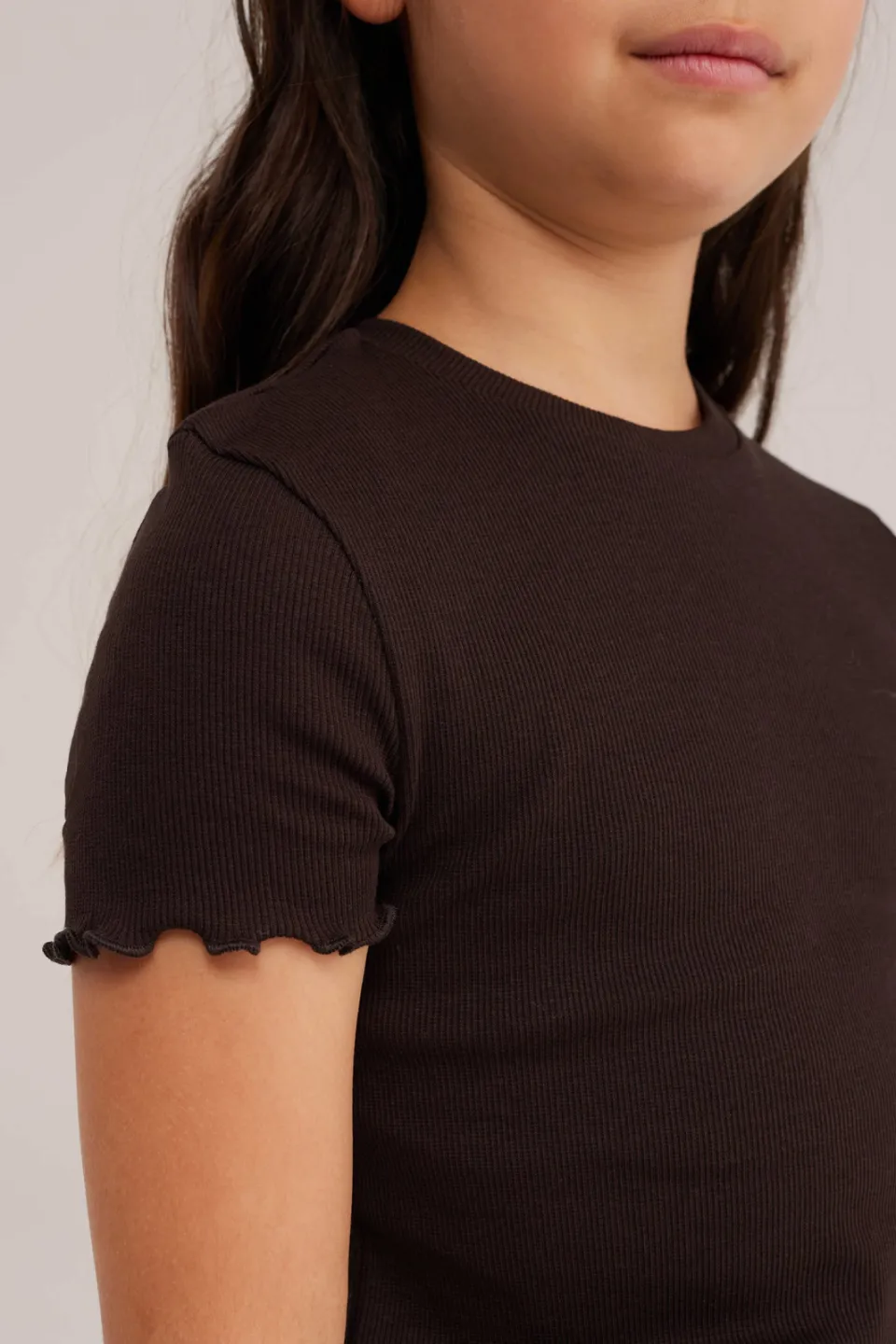 WE Fashion T-shirt met ruches donkerbruin, foto 5