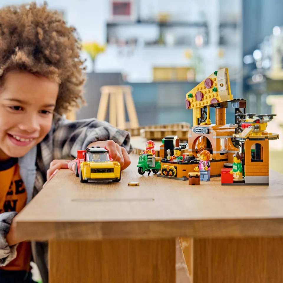 Lego City Pizzacentrale met voertuigen 60496, foto 3