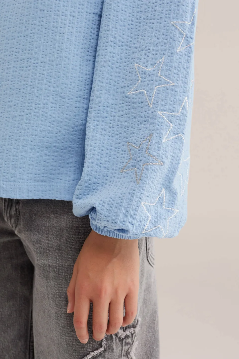 WE Fashion blousetop lichtblauw met borduursels en sterren, foto 4