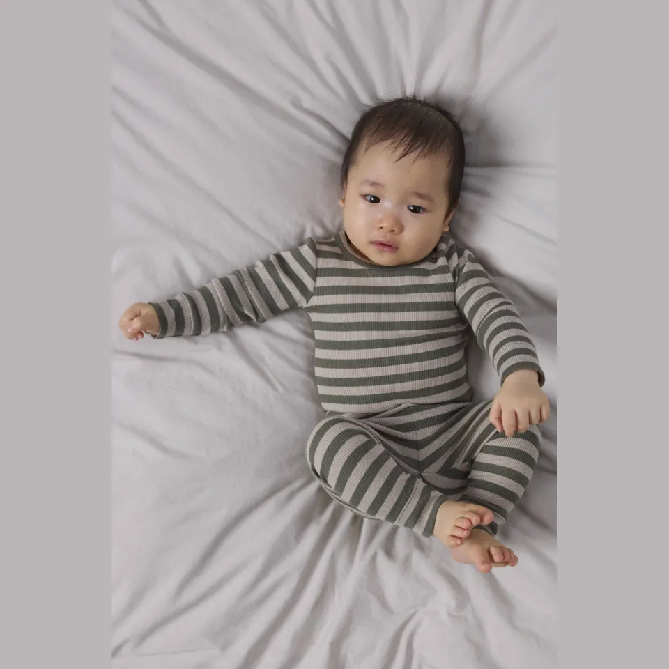 NAME IT Baby gebreide gestreepte legging olijfgroen