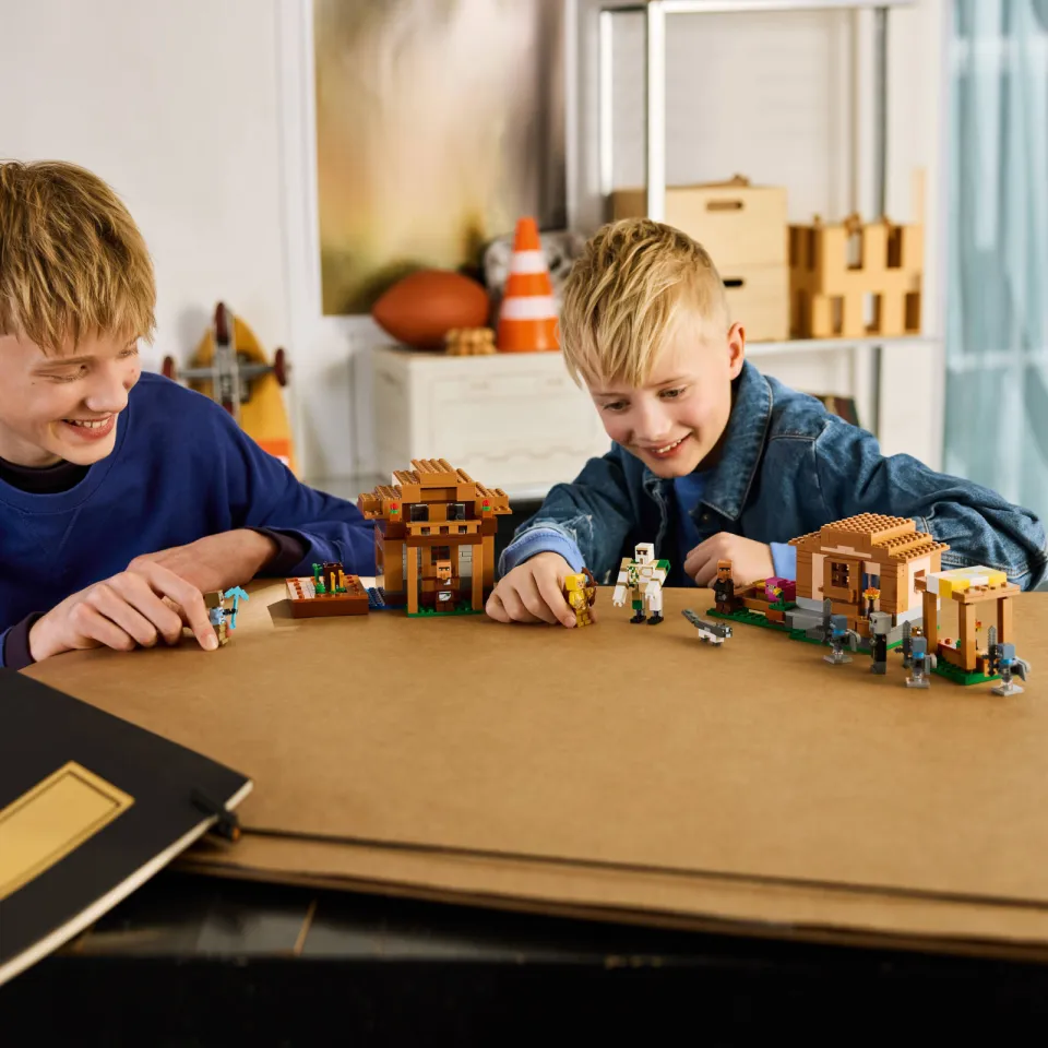 Lego Minecraft Oproeper dorpsaanval 21596, foto 3