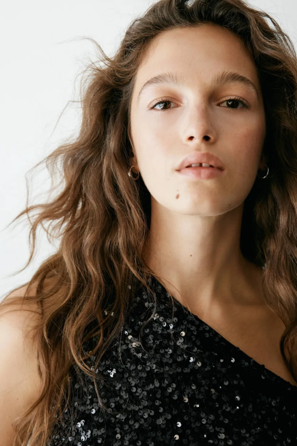 Mango TEEN one shoulder top met pailletten - zwart, foto 5