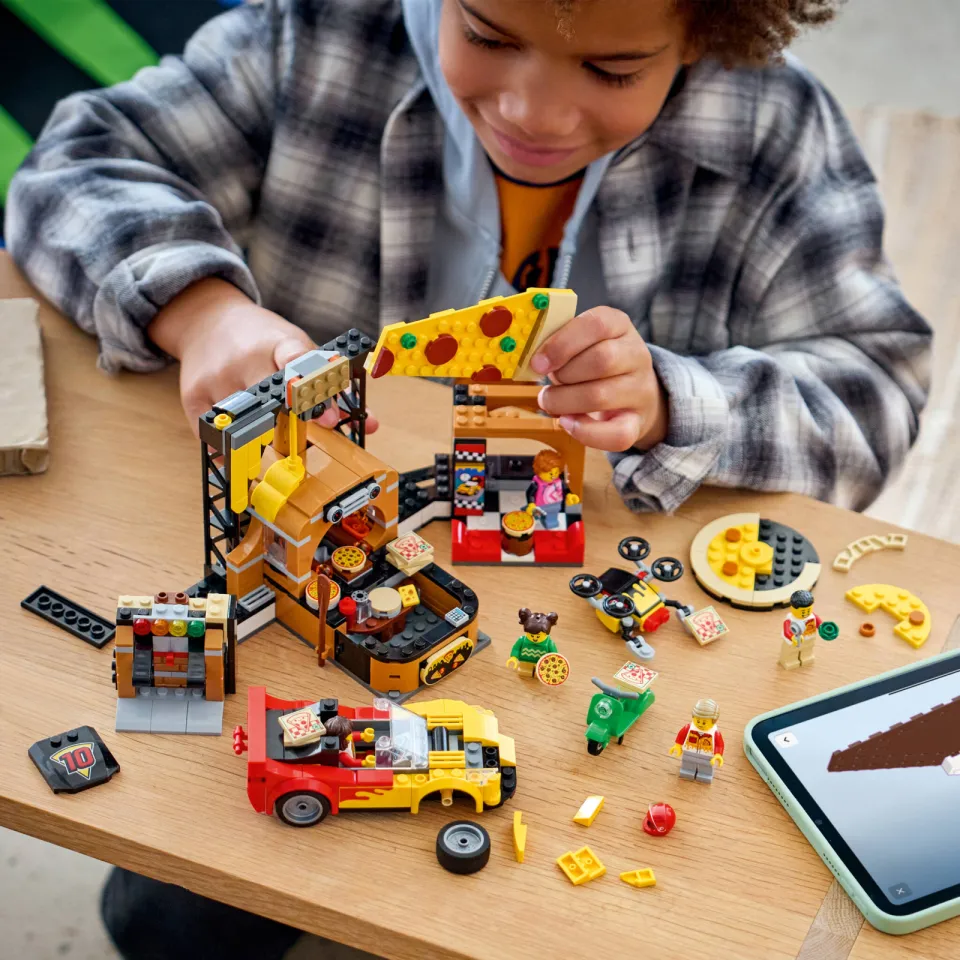 Lego City Pizzacentrale met voertuigen 60496, foto 4