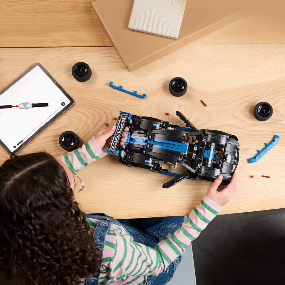 Lego Technic Porsche GT4 e-Performance racewagen, Op Afstand Bestuurbaar Auto Speelgoed 42176, foto 4