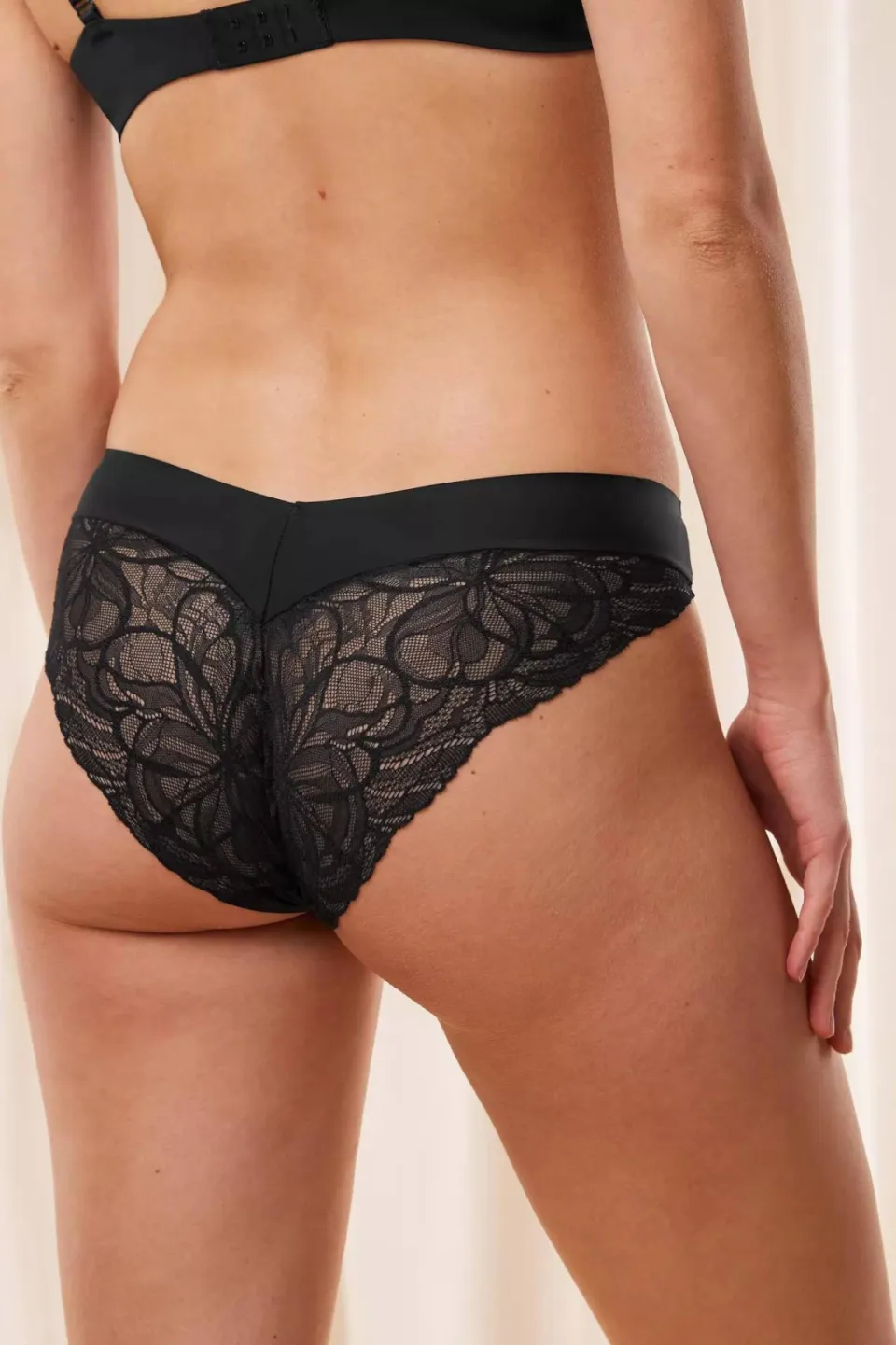 Triumph Body Make-Up Illusion Lace slip zwart, foto 5