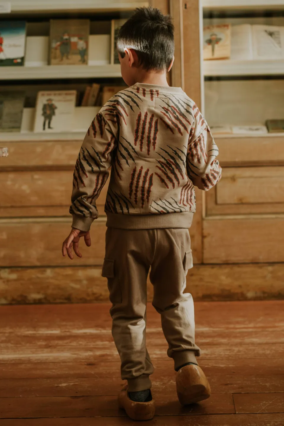 Koko Noko rechtvallende sweater met print - zand