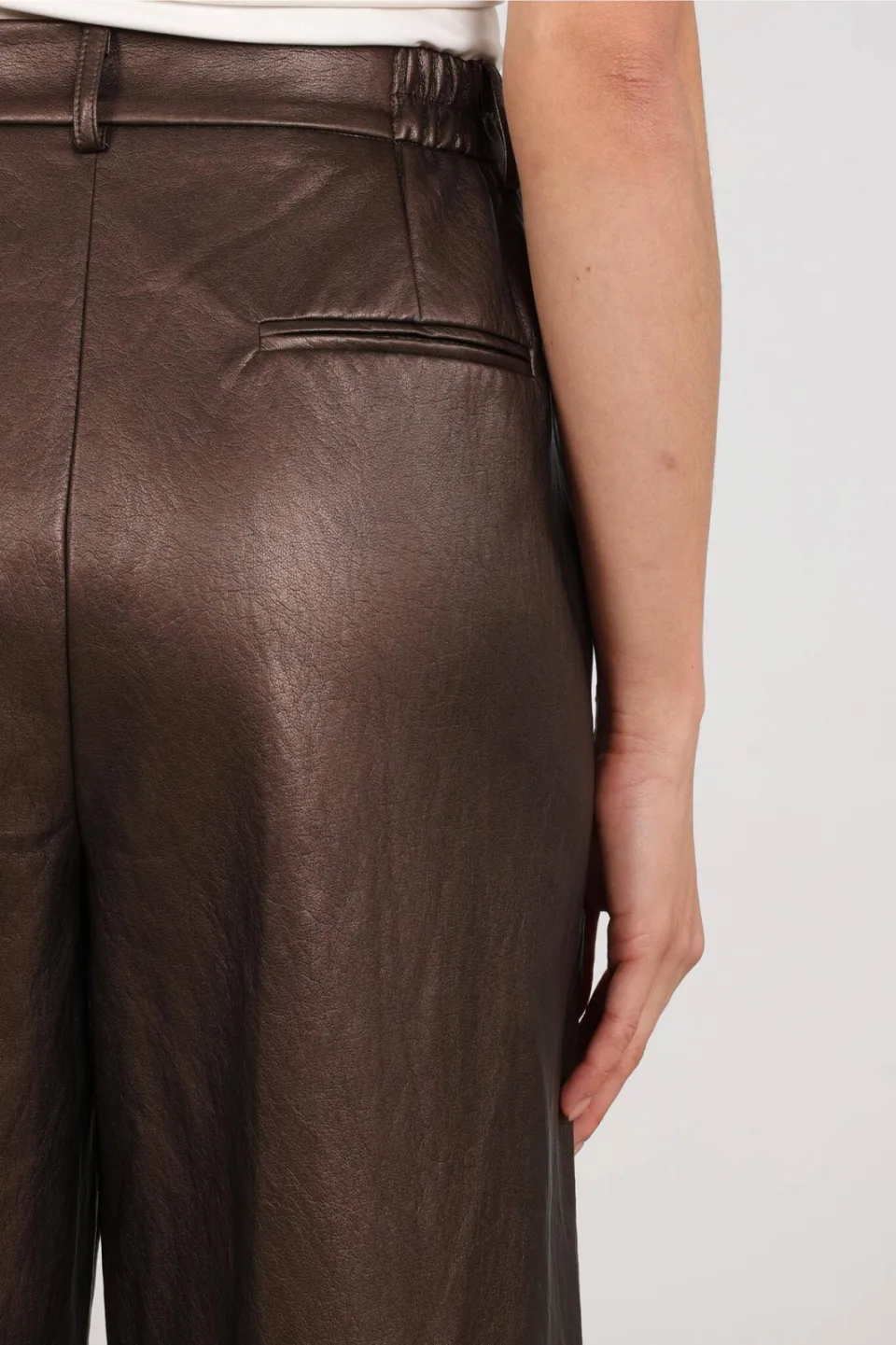 NUKUS imitatieleren wide leg broek - donkerbruin, foto 6