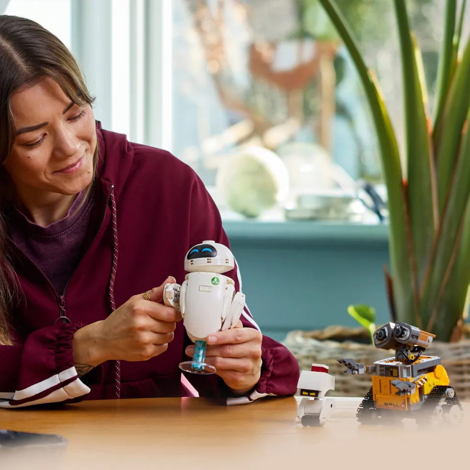 Lego Disney en Pixar WALL-E en EVE Bouwpakket voor Volwassenen 43279, foto 4