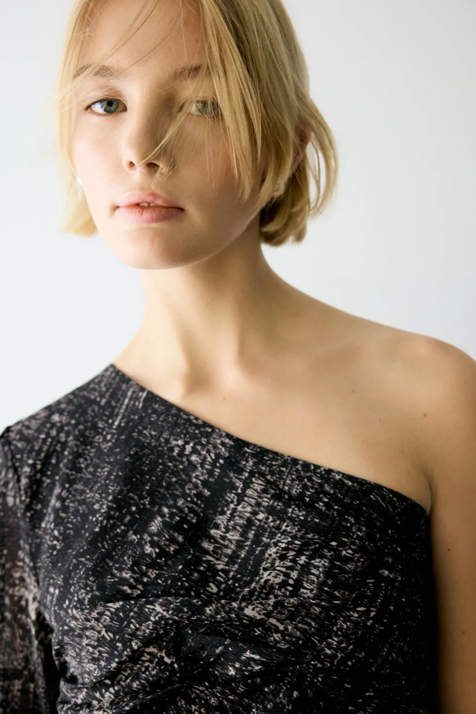 Mango TEEN one shoulder cropped top zwart, foto 4