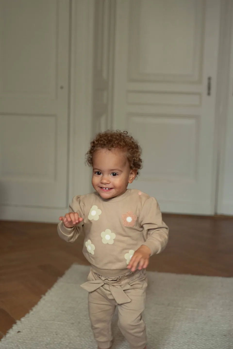 Dirkje rechtvallende gebloemde sweater - beige