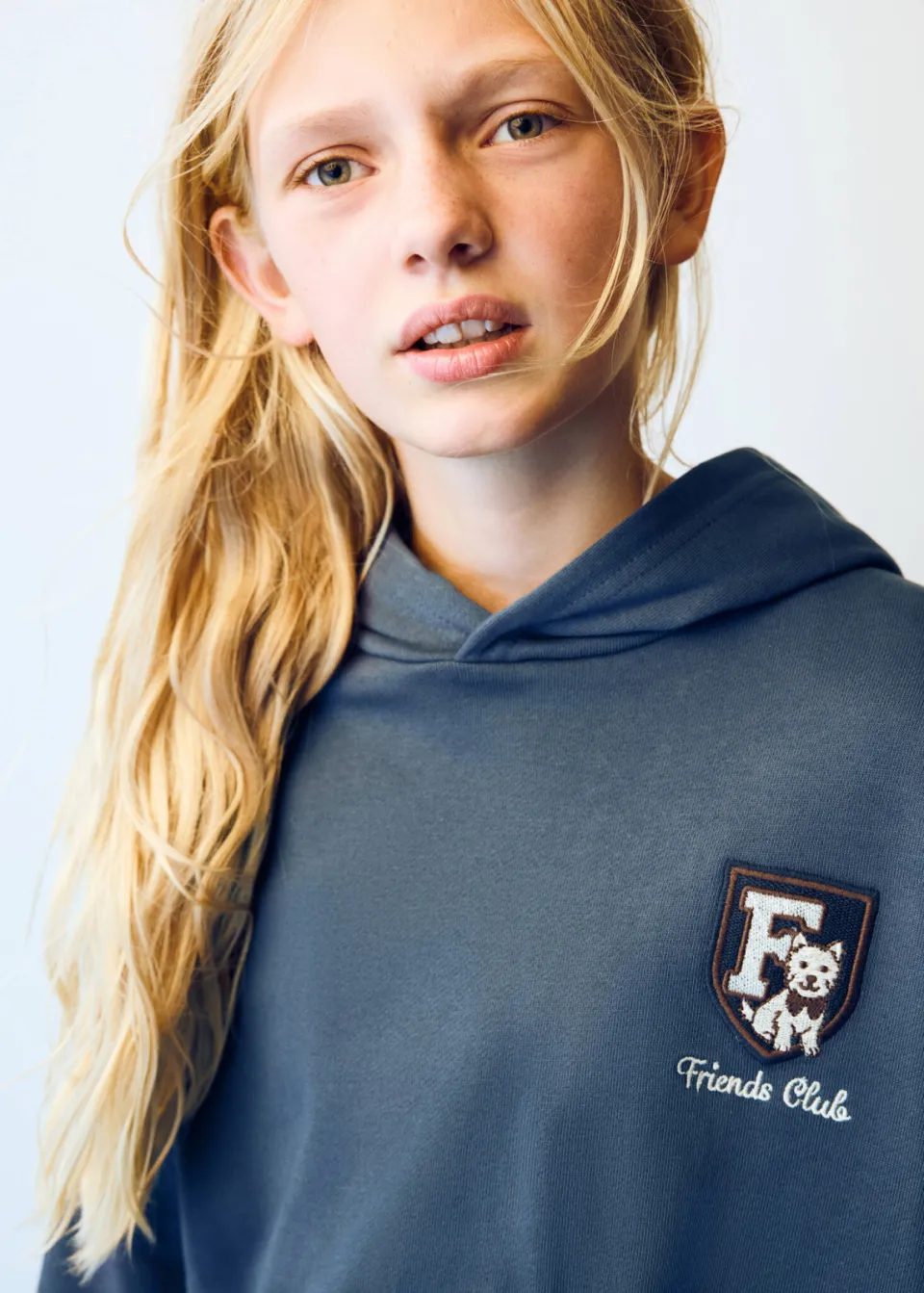 Mango Kids hoodie met borduursels en backprint - blauw, foto 5