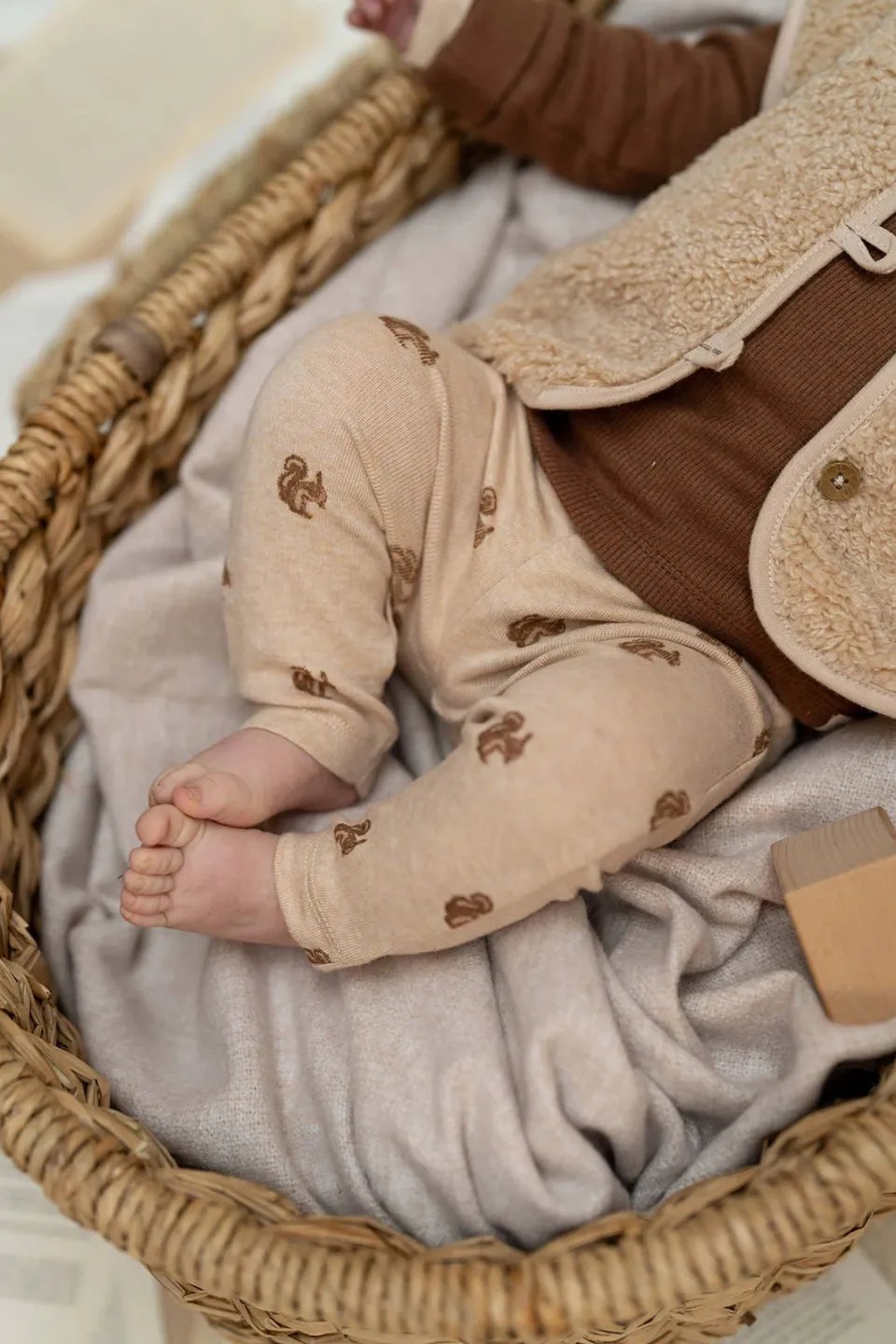A Tiny Story babybroek met print beige