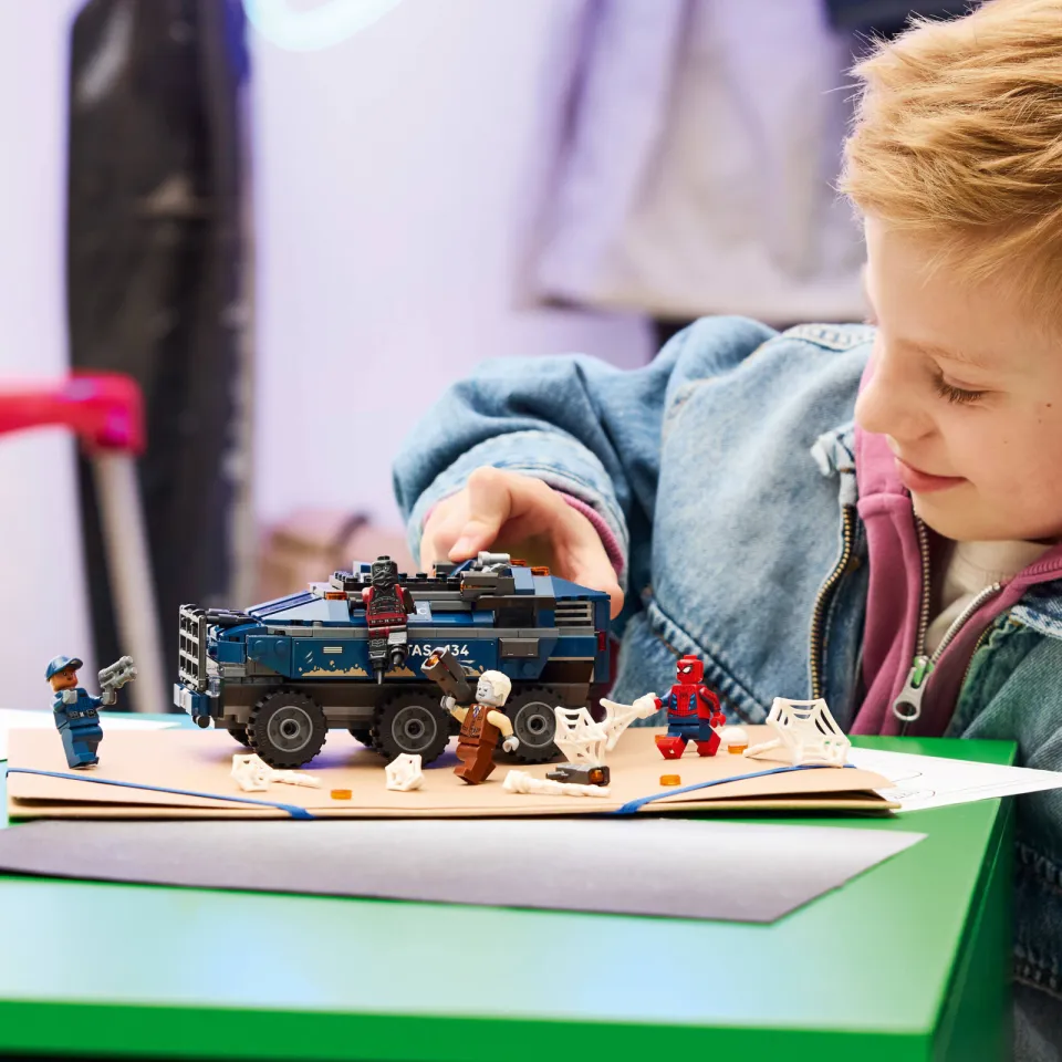 Lego Marvel Spider-Man Achtervolging van gevangenistransport 76349, foto 3
