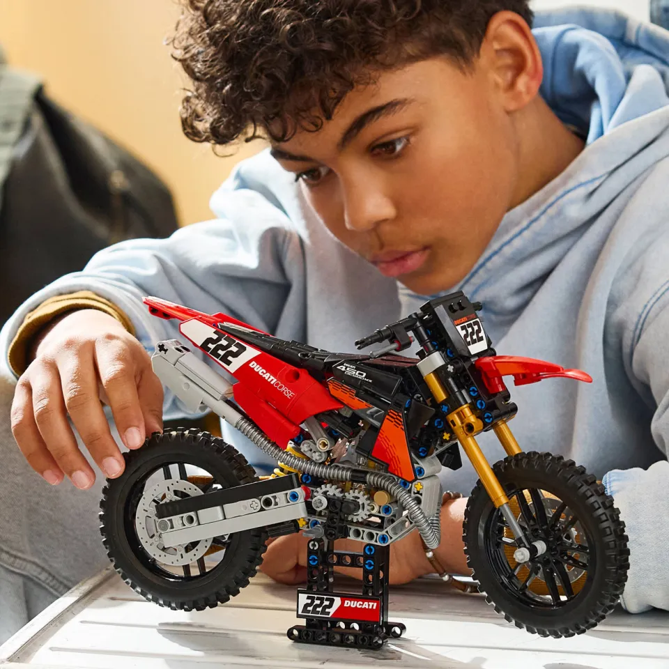 Lego Technic Ducati Desmo450 MX Factory Motor Speelgoed 42238, foto 4
