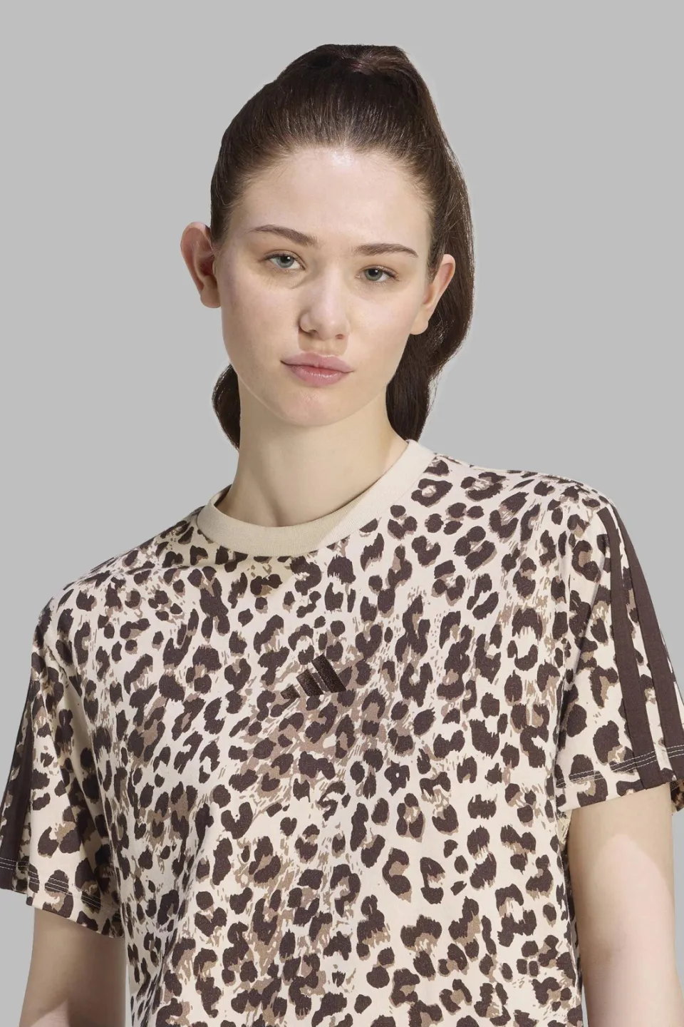 Adidas Sportswear T-shirt beige/bruin panterprint, foto 6