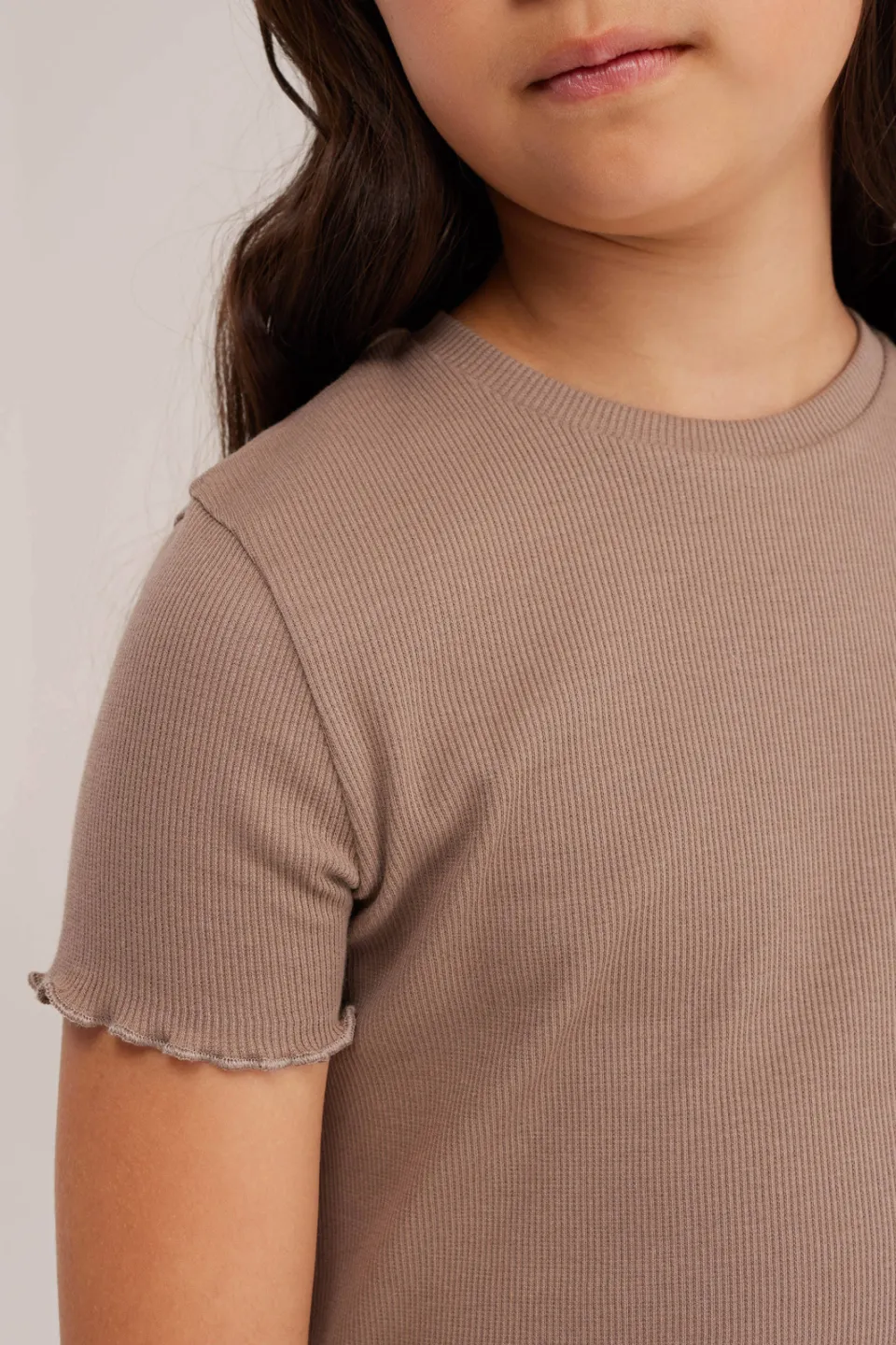 WE Fashion T-shirt met ruches taupe, foto 5