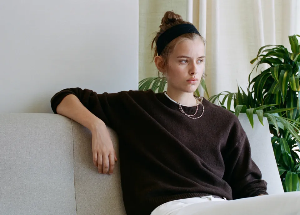 Mango TEEN gebreide trui met wol - donkerbruin, foto 6