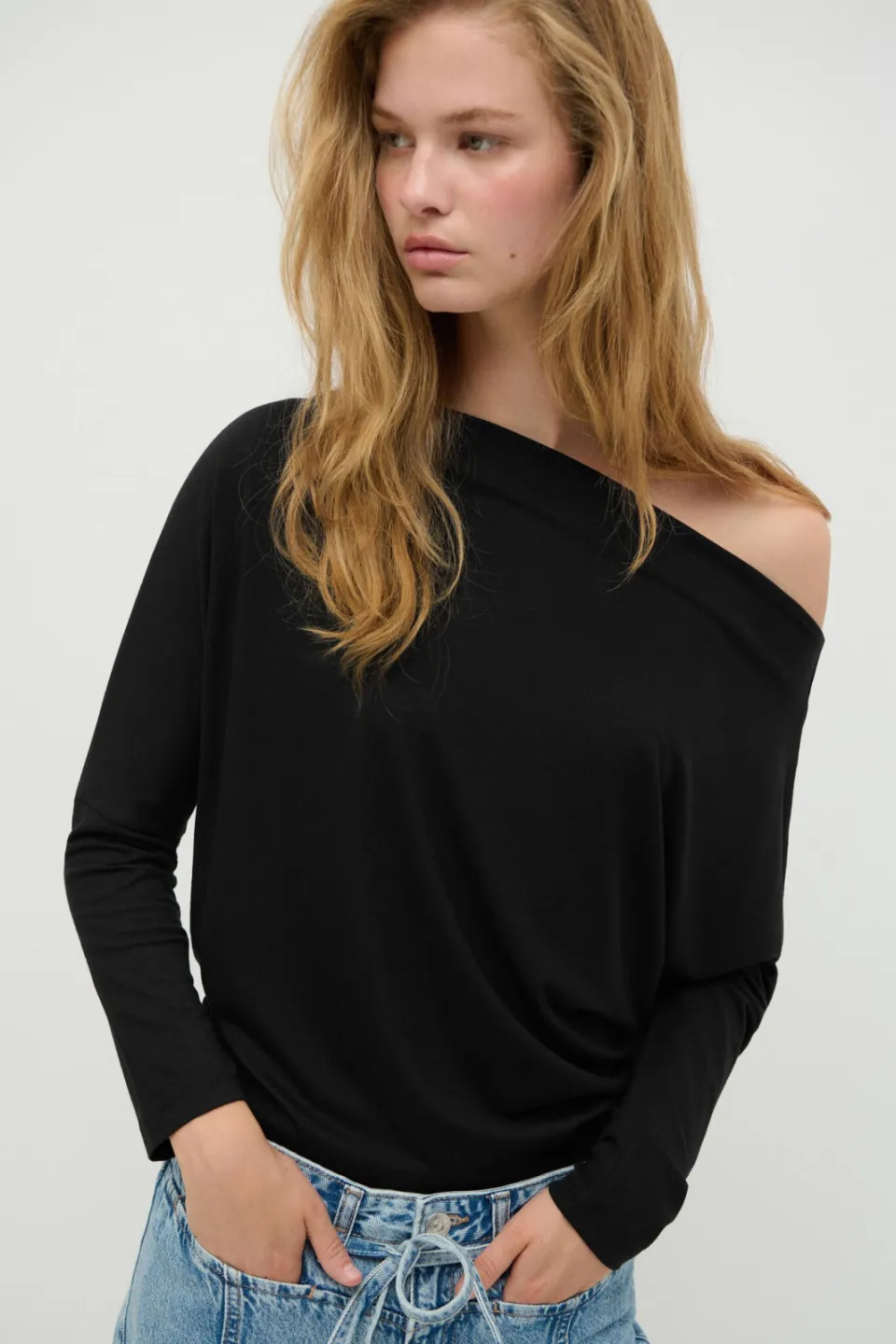 Mango off shoulder top zwart, foto 3