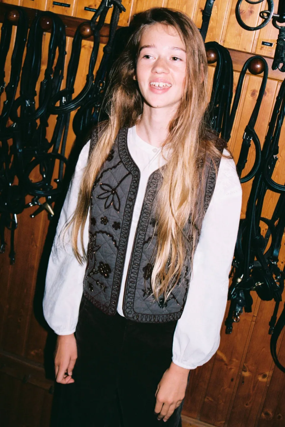 Mango Kids gebloemde gilet met borduursels - grijs