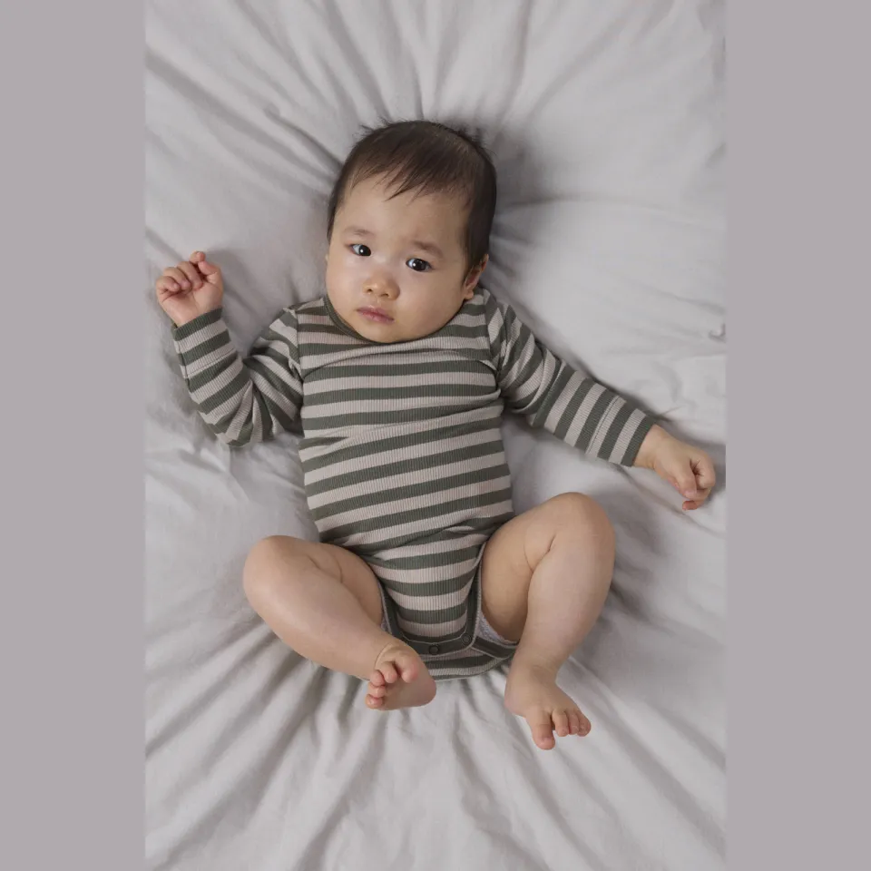 NAME IT BABY gestreepte romper - olijfgroen