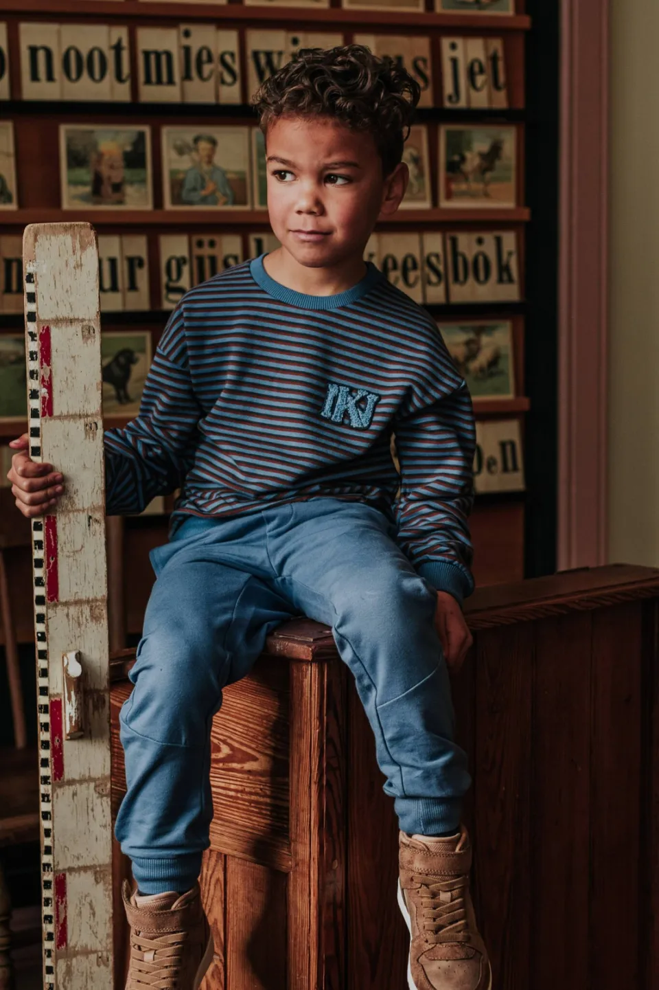 Koko Noko rechtvallende gestreepte sweater - blauw/zwart/rood