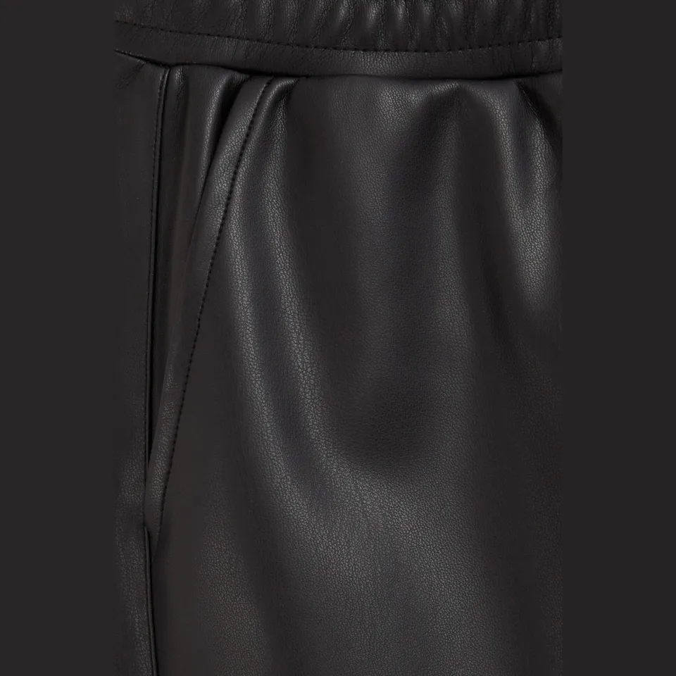 WE Fashion imitatieleren barrel broek zwart, foto 6