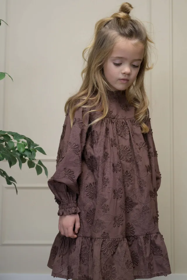 Le Chic gebloemde A-lijn jurk met ruches chocoladebruin