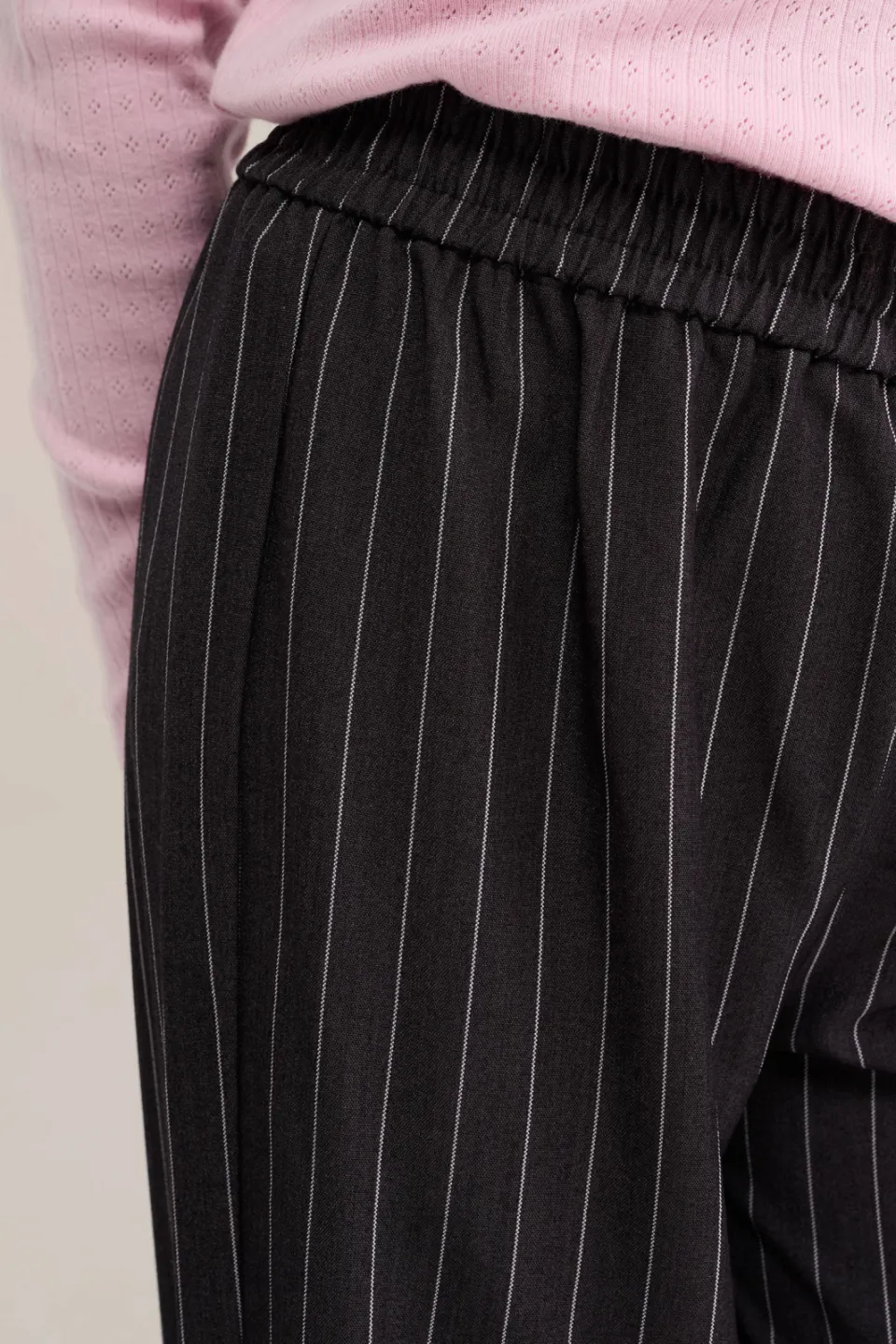 WE Fashion straight leg gestreepte pantalon zwart, foto 6