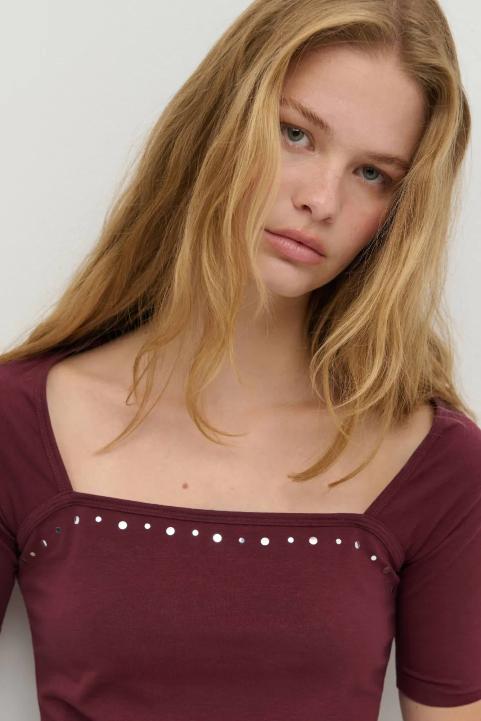 Mango Teen aansluitende cropped top met studs donkerrood, foto 3