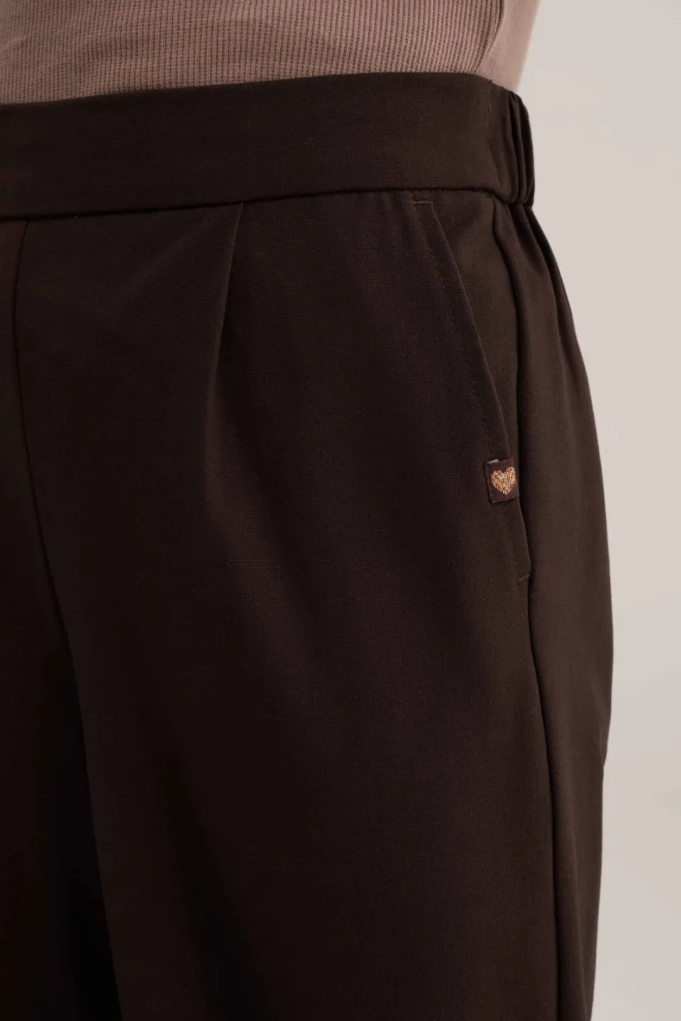 WE Fashion loose fit broek met plooien donkerbruin, foto 5