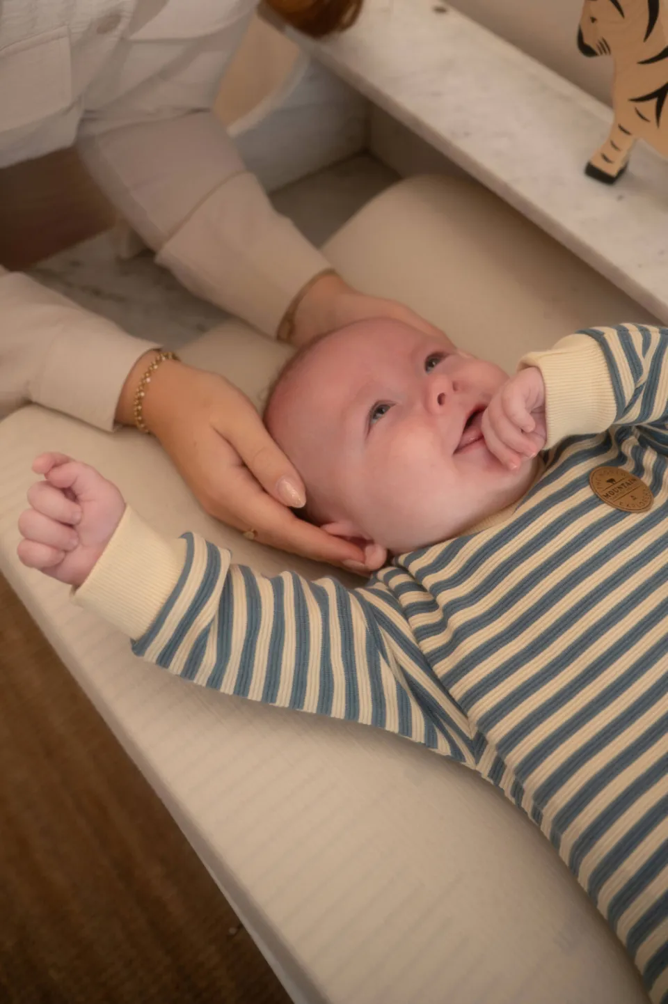 Dirkje rechtvallende gestreepte sweater - blauw/beige