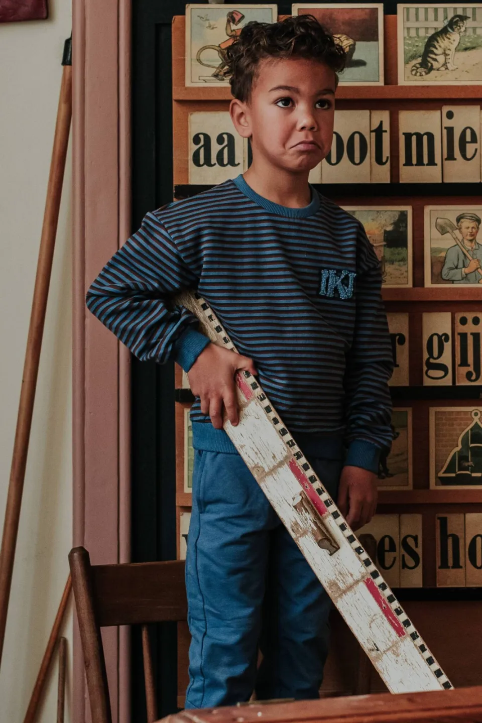 Koko Noko rechtvallende gestreepte sweater - blauw/zwart/rood, foto 5