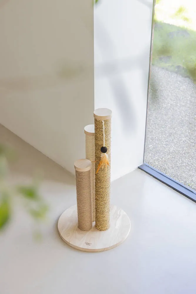 Designed by Lotte Willa houten krabpaal zand, foto 3